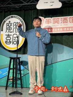 周中午后,默默在心里默念:“今天早点下班吧,我想去看魔脱喜剧