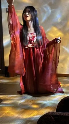 不坐春风，不赏桃花，
不着红衣，不见山茶，
凶手如何成为受害