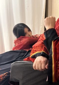 不坐春风，不赏桃花，
不着红衣，不见山茶，
凶手如何成为受害