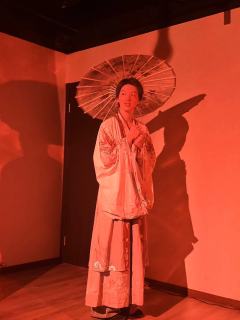 不坐春风，不赏桃花，
不着红衣，不见山茶，
凶手如何成为受害