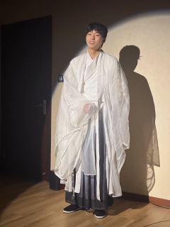 不坐春风，不赏桃花，
不着红衣，不见山茶，
凶手如何成为受害