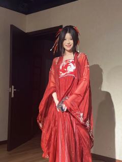 不坐春风，不赏桃花，
不着红衣，不见山茶，
凶手如何成为受害