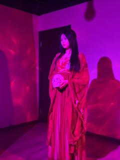 不坐春风，不赏桃花，
不着红衣，不见山茶，
凶手如何成为受害