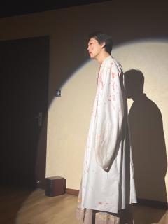 不坐春风，不赏桃花，
不着红衣，不见山茶，
凶手如何成为受害