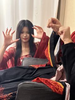 不坐春风，不赏桃花，
不着红衣，不见山茶，
凶手如何成为受害