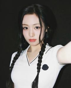 只有我一个人觉得她俩长得像吗？