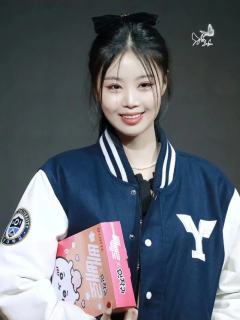 只有我一个人觉得她俩长得像吗？