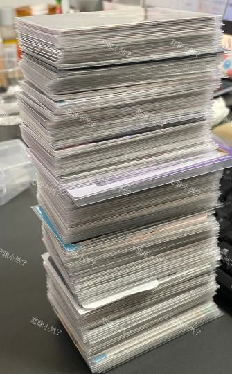 奉劝一些宝宝不要随意鉴假，如果有疑问请拿出鉴定点来沟通，不要空口鉴假。本人出卡将近千次，单纯就是入坑太上头 ，爱买又爱打包，所以出卡，这里仅仅是我现在手头的部分卡，全部是档卡，本人铁moa，收卡的新粉