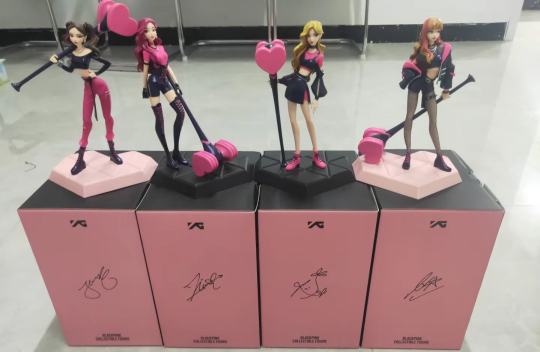 是谁在世界巡回演唱会的时候坐拥了blackpink绝版figure set啊！