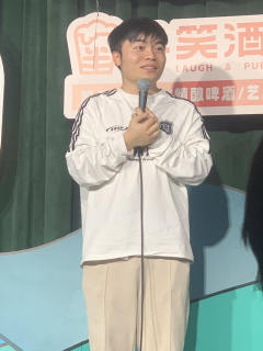 地址:上海广场2F
这场笑🉐不行
最佳是刘杰森讲气胸那段,