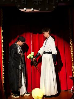 九重宫阙晨霜冷，十里楼台落月明，是为“阙落”


华服之下，