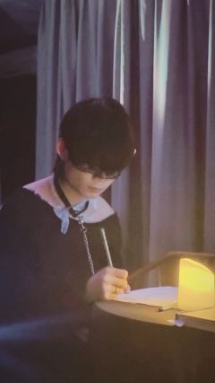 一场矫揉造作的文学自嗨实验
无病呻吟虚无空洞的情绪呓语
氛围