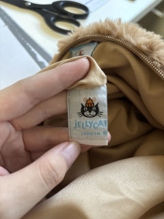闲鱼上面买了一个包 店家说是真的 但是我在得物和千岛都鉴定了