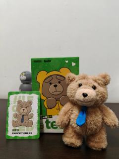 抖音泡泡玛特直播间拆到领带熊了，挺不错的！拿到后立马挂包上去