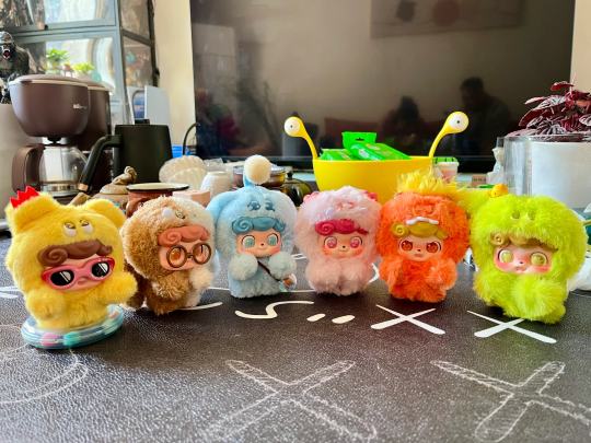 谁懂！q宝情绪毛毛怪端盒的快乐！真的太可爱了！每一只都很可爱！上午盒机奔着隐藏开的开到了请勿靠近我🙈，刚好有个抽到隐藏的想要靠近，我就拿靠近+泪海+100换了她的隐藏，应该不算亏吧？我真的太喜欢这个系