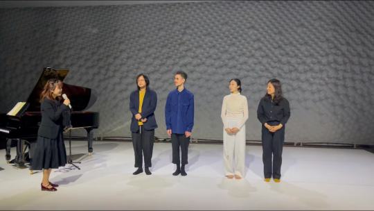音乐厅非常漂亮，打卡点很多，最亮眼的莫过于ai互动环节，演出开始前还看到了一些外国友人对ai很感兴趣，在工作人员帮助下进行互动，ai+音乐的理念于细节处展现。
本场演出围绕“什么是多，什么是少”的核心