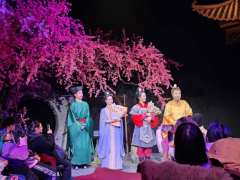 绝对好评,从音乐、舞美到剧情都非常值得一看的剧。
当得知