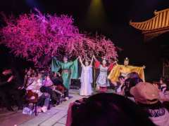 绝对好评,从音乐、舞美到剧情都非常值得一看的剧。
当得知