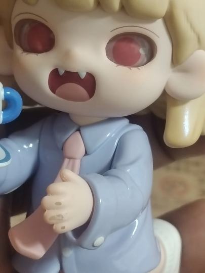天塌了……买了一端，一端八个，八个都有瑕疵？跟我说没有开箱视频只赔偿二十…………
手蹭秃噜皮的😩
头发脏 衣服脏的😩
脸和头发连接处有瑕的😩
我这到底是幸运还是不幸运😩😩😩
第一次开一整端开出全瑕😩😩