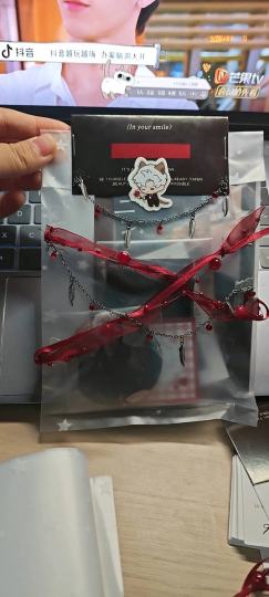 一些纸片子，一个吧唧，随机有亚克力小东西（东西比较杂，每一份都可能有不一样啦）     狸花们咪咪喵喵互换啦₍˄·͈༝·͈˄*₎◞ ̑̑