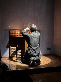 

仇恨在妒火中燃烧，
所爱之人四目相对，

我看人不是人，