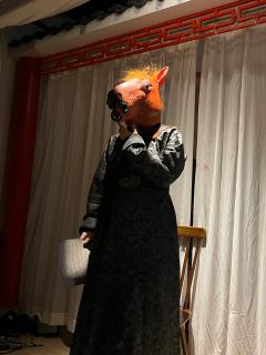 “乱春的乱是沈梦秋唯恐天下不乱的乱？乱春的春是春游的春？”
