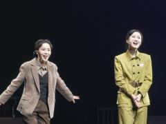 沈安娜(郑玥）一个很立体化的人物。作为一名速记员，她有着专业