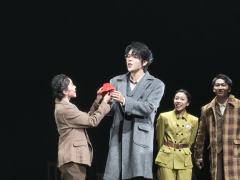 沈安娜(郑玥）一个很立体化的人物。作为一名速记员，她有着专业