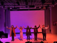 入场前会收到万元钞票,演出中可以作为筹码参与“拍卖”,拍下关