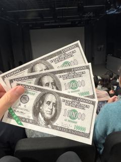 入场前会收到万元钞票,演出中可以作为筹码参与“拍卖”,拍下关
