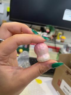 这只花生的原来实物这么好看呀！背面全是花生纹理。六块五的香香