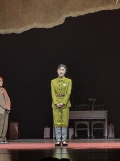 🎬故事背景
讲述了历史真实人物沈安娜作为一名速记员从学生到