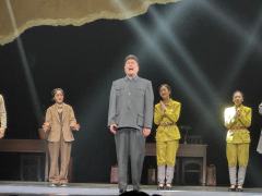 🎬故事背景
讲述了历史真实人物沈安娜作为一名速记员从学生到