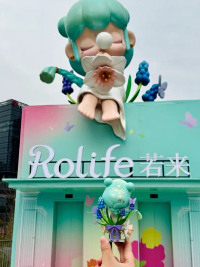 非常开心！见到了Nanci设计师Sadie小姐姐签售现场十分热闹见到了Nanci设计师Sadie小姐姐正好遇到了Nanci新品花间集抢先购忍不住买了一只！拆到了喜欢的紫藤花