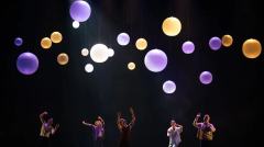 第一次看舞蹈剧，很新奇的一种体验。开场前，有位演员在台上带着