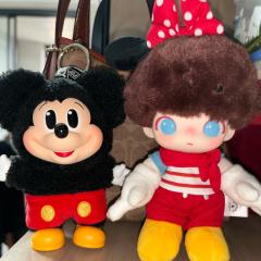 搪胶脑袋部分是硬的，外面贴毛工艺，身体只有双臂里有骨架，可以