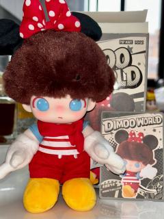 搪胶脑袋部分是硬的，外面贴毛工艺，身体只有双臂里有骨架，可以