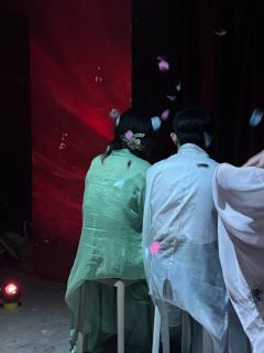 花开生两面，人生神魔间。命运给我们开了玩笑，错位的一切，从此