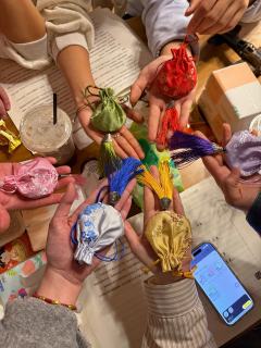 “母亲的光里、大哥的背上、砚秋的手心，
是人世间最安心的地方