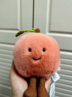 眼尖看到一个小姐姐护着两个桃子，问店员有吗，店员说就剩这两只