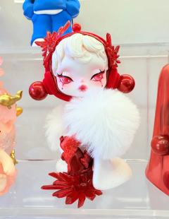 好纠结留哪个
左：浓妆油脸，披风毛短
右：脸部妆淡，披风毛长