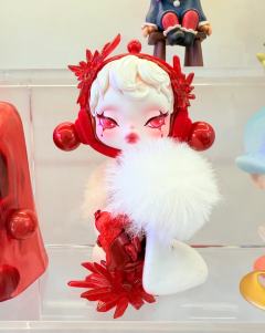 好纠结留哪个
左：浓妆油脸，披风毛短
右：脸部妆淡，披风毛长