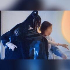 午后的饕餮盛宴,是一场葬礼的序曲。宾客沉迷于享乐,并未察觉死