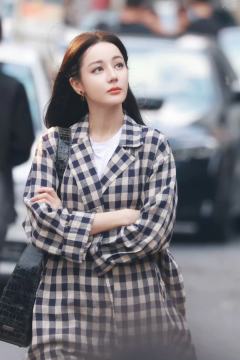 这就是霸总小说里的那句话，你连她的一根头发丝都比不上