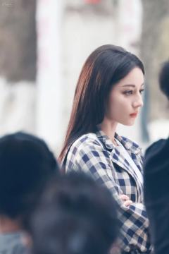 这就是霸总小说里的那句话，你连她的一根头发丝都比不上