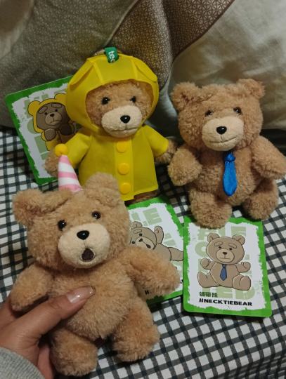 好可爱的泰迪熊！嘴巴是磁吸的，第二张图被我玩坏了哈哈哈，贴了个歪鼻子~而且我发现，他眉毛好像也能磁吸！