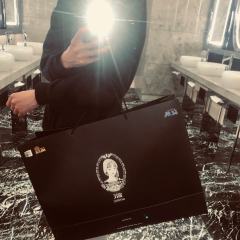 满赠的购物袋非常带派，富江也是夺目的美。