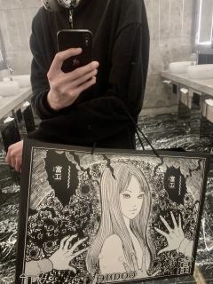满赠的购物袋非常带派，富江也是夺目的美。
