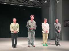 《默茧》先锋剧,四个演员一台戏,台词功底都不错。舞台比较纯粹