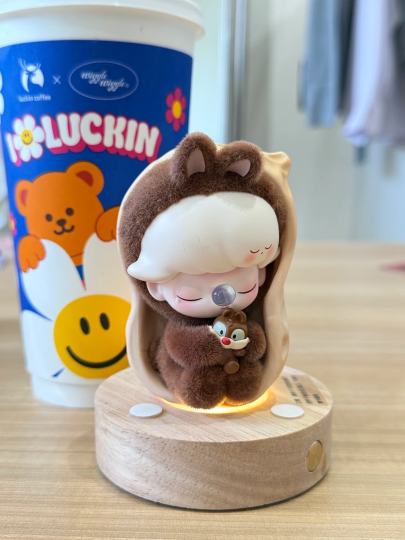 因为这颗花生🥜在泡泡玛特跟别人掐架
我拿在手上摇盒 突然走来一个妹子礼貌询问我能不能给她摇一下试试手感 我单纯的给她了
她拿着转头就跟朋友说 走 买单
我楞住了 反应过来后迅速抢回来
她想抢回来没抢过